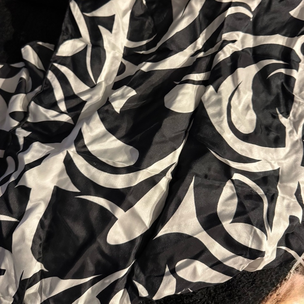 Sally Gee Elegant Black and White Patterned Scarf